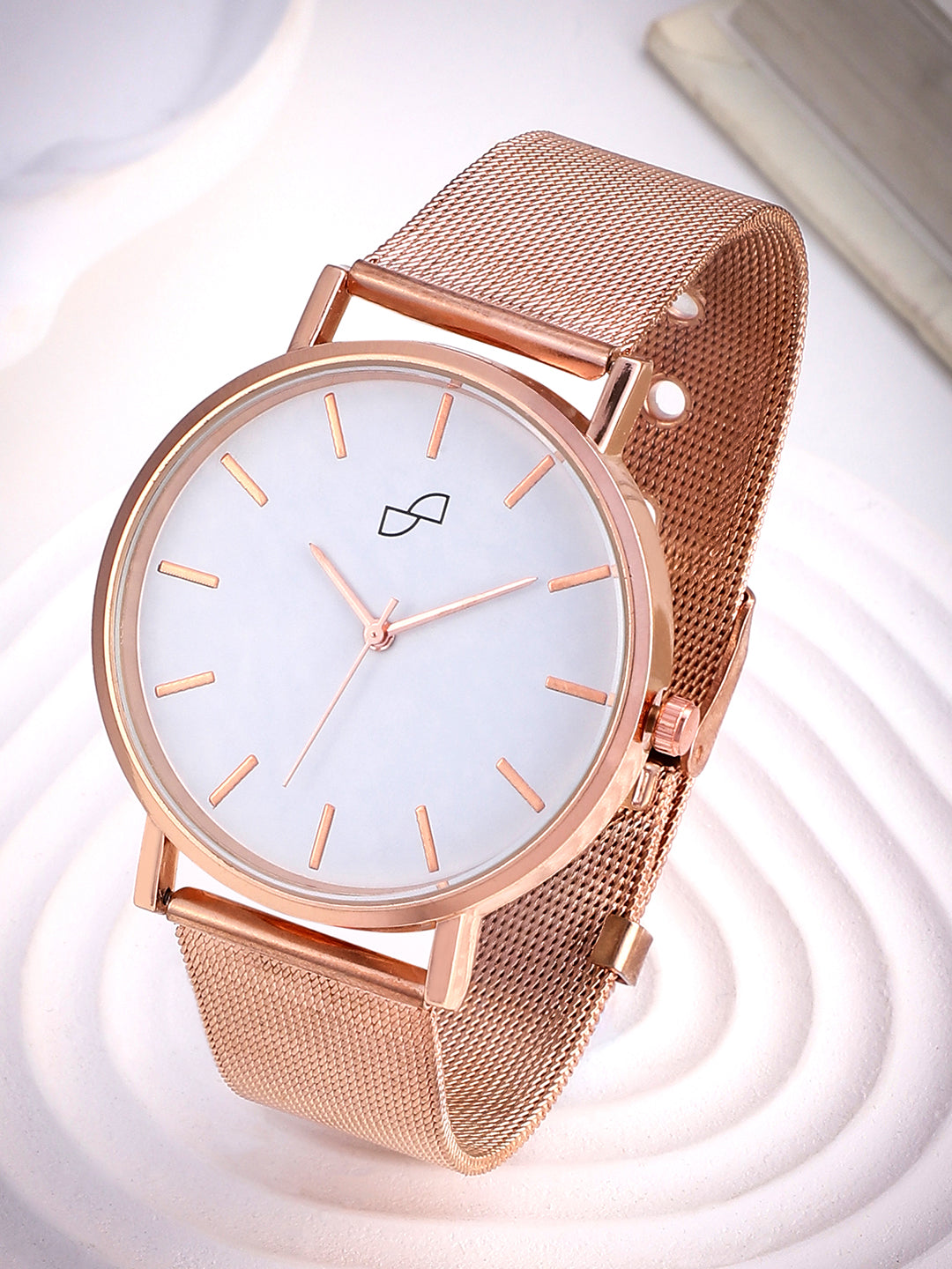 White Analog Round Dial With Gold Hour Marker & Gold Metal Mesh Strap