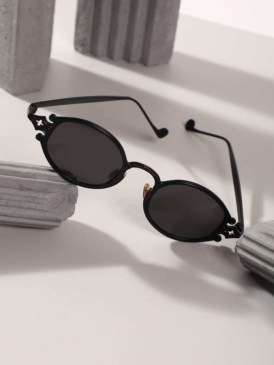 The Roman Oval Sunglasses - Midnight Black