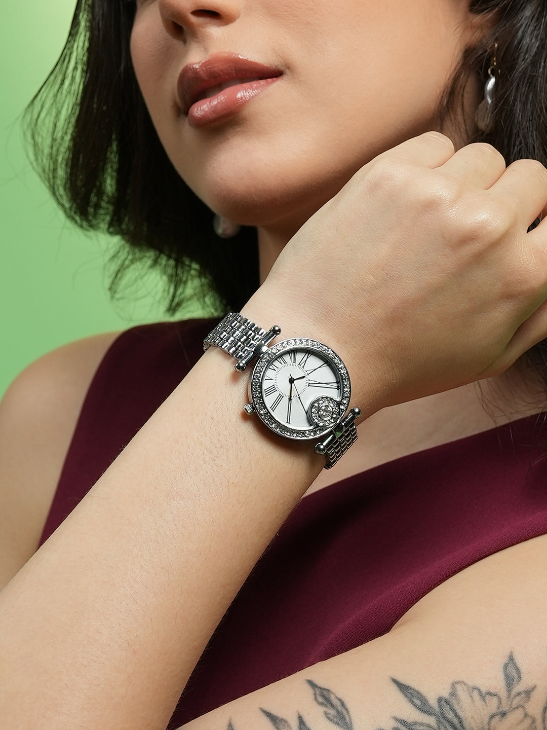 The Opulent Roman Round Watch - Metallic Silver