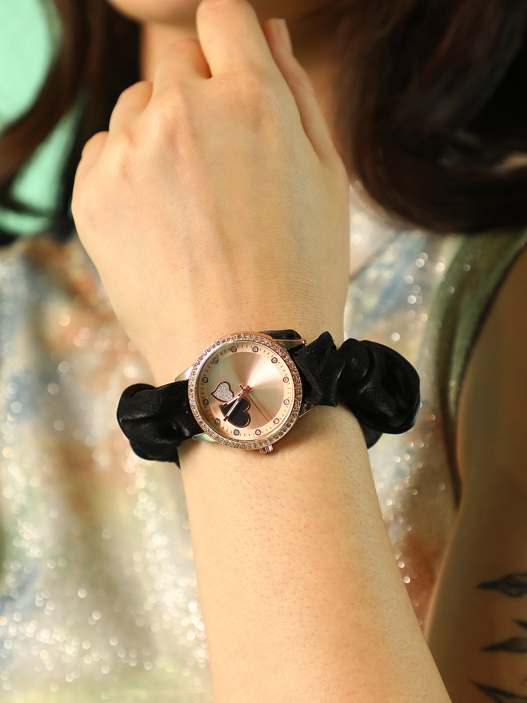 The Scrunchie Heart Round Watch - Onyx Black