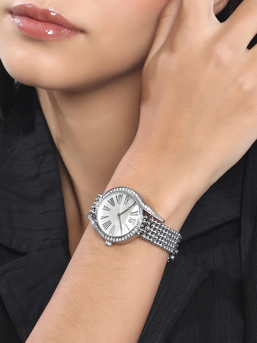 The Roman Dotted-Swirl Round Watch - Metallic Silver