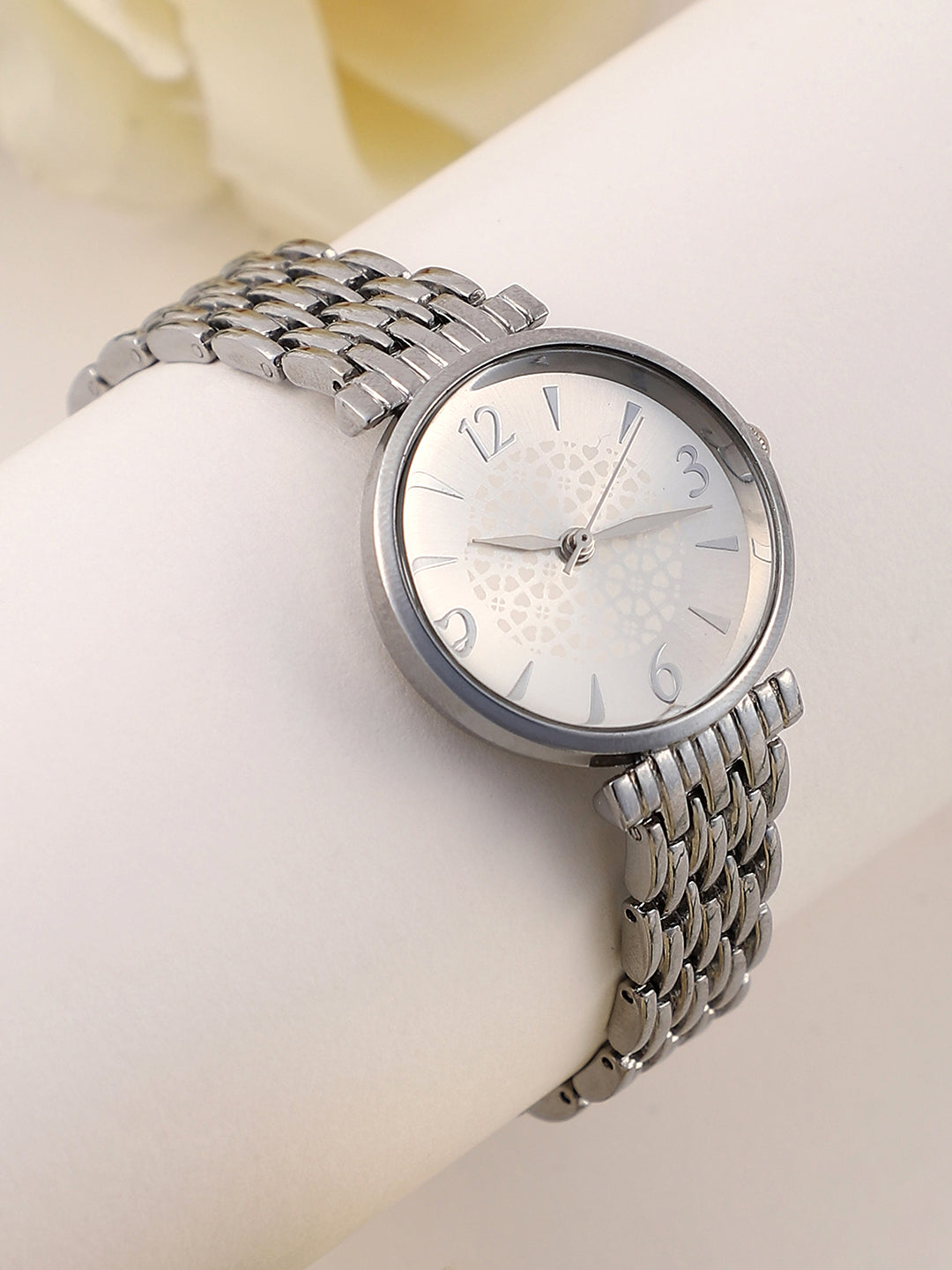 The Noé  Round Watch - Metallic Silver