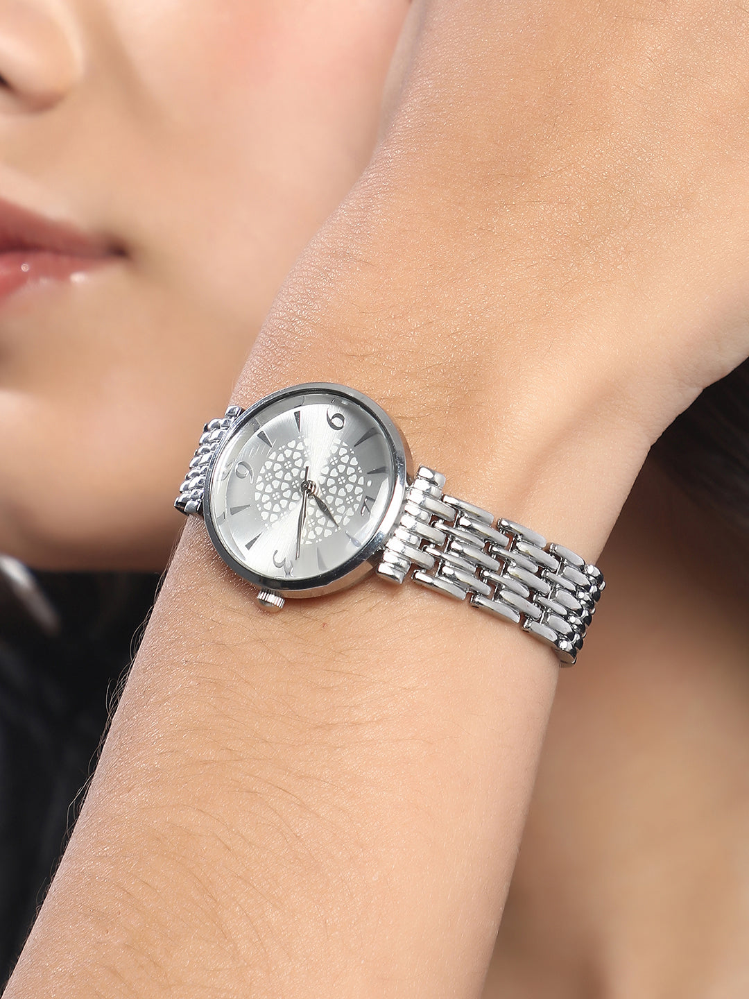 The Noé  Round Watch - Metallic Silver