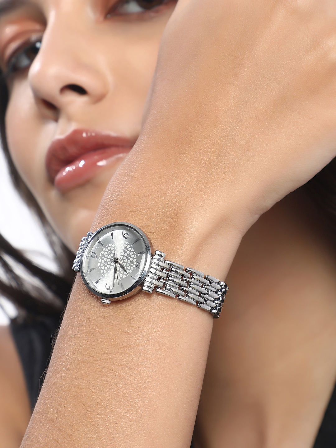 The Noé  Round Watch - Metallic Silver