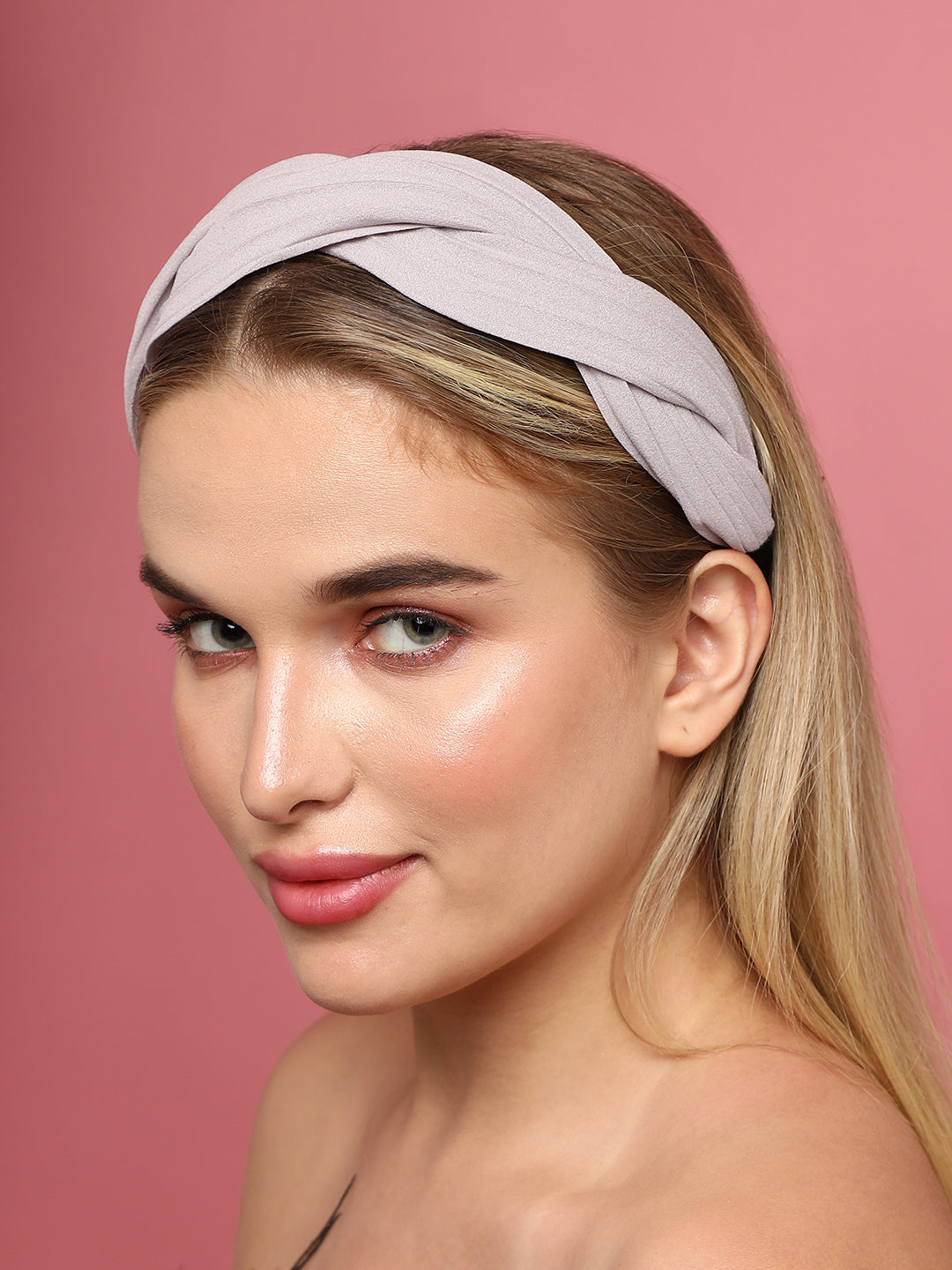 Versatile Vibe: The Fashion-Forward Fabric Hairband