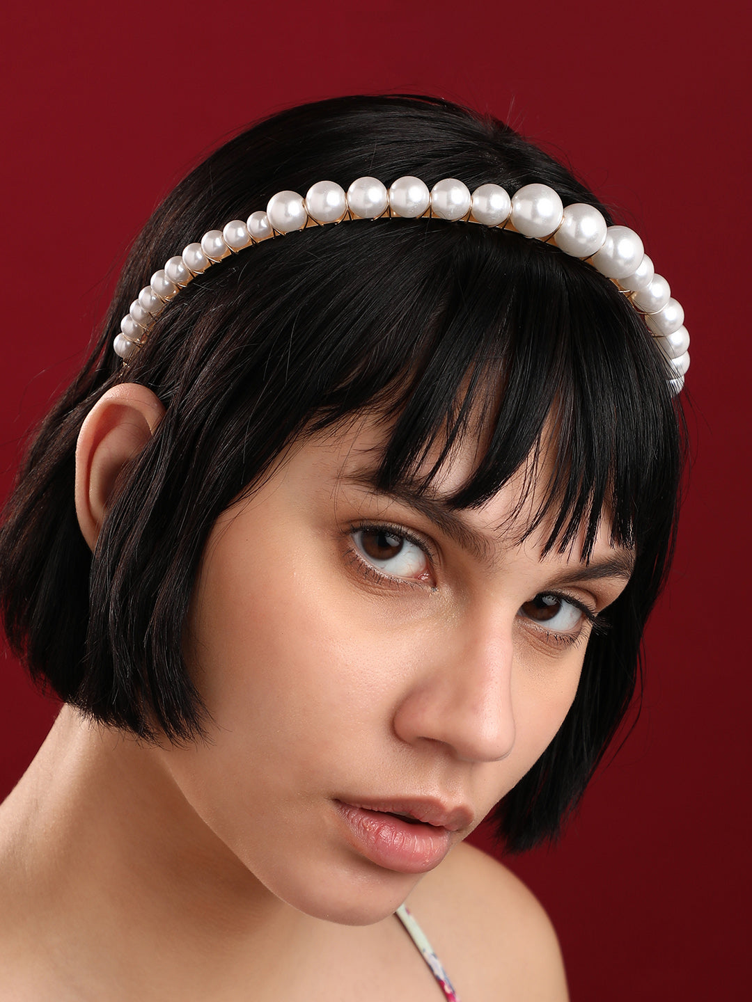 Glimmering Finale: The Showstopping Embellished Hairband