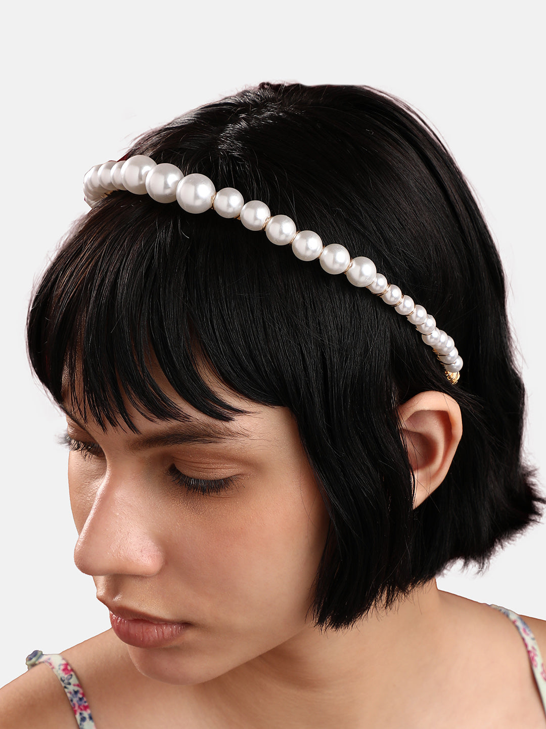 Glimmering Finale: The Showstopping Embellished Hairband